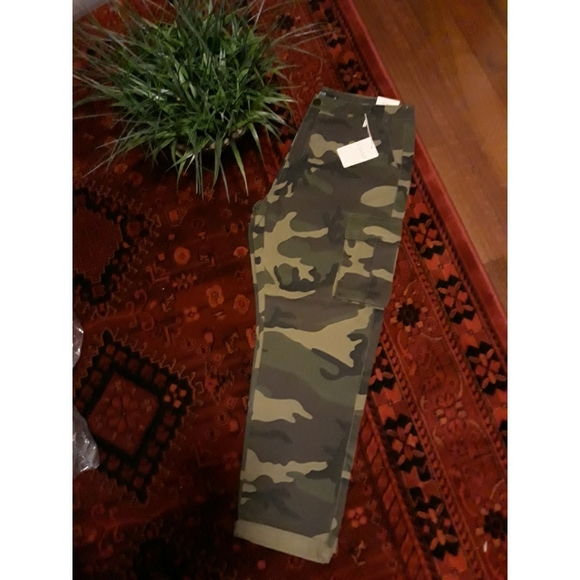 Size 1 3 5 High Rise Camo Cargo Crop - Picture 7 of 8